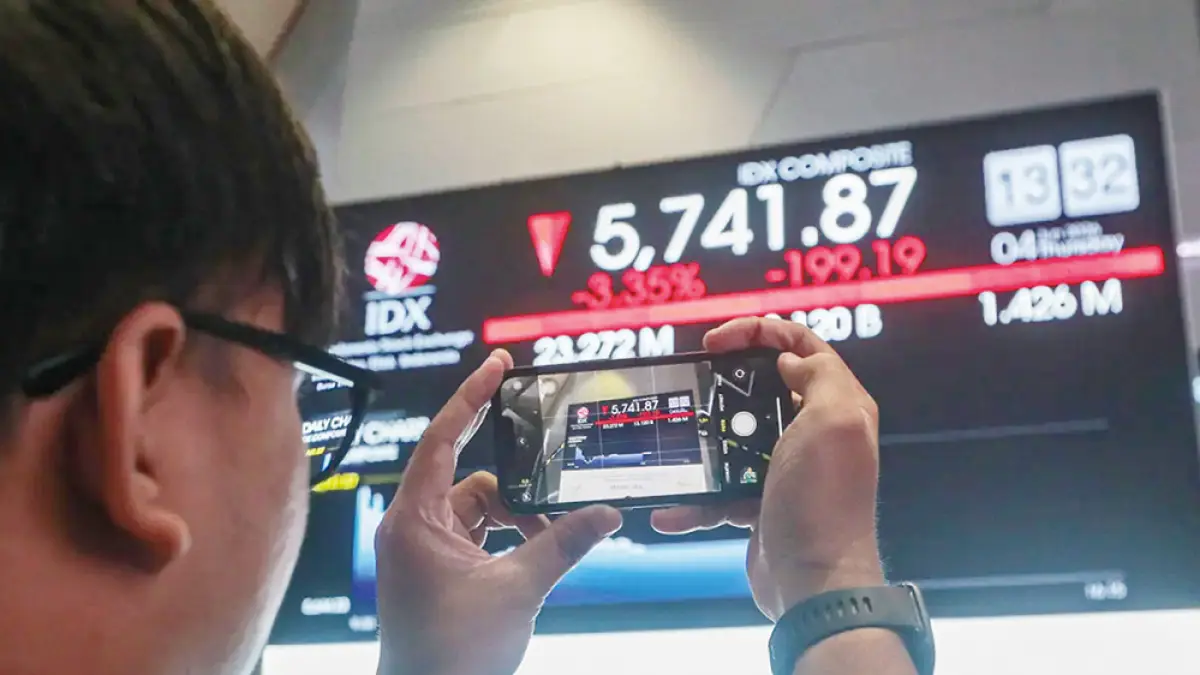 Karyawan berada di depan layar pergerakan Indeks Harga Saham Gabungan (IHSG) Bursa Efek Indonesia, Jakarta, Kamis (4/6/2026). IHSG pada pekan ini diperkirakan bisa menembus level 6.000. (Salman Toyibi/Jawa Pos)