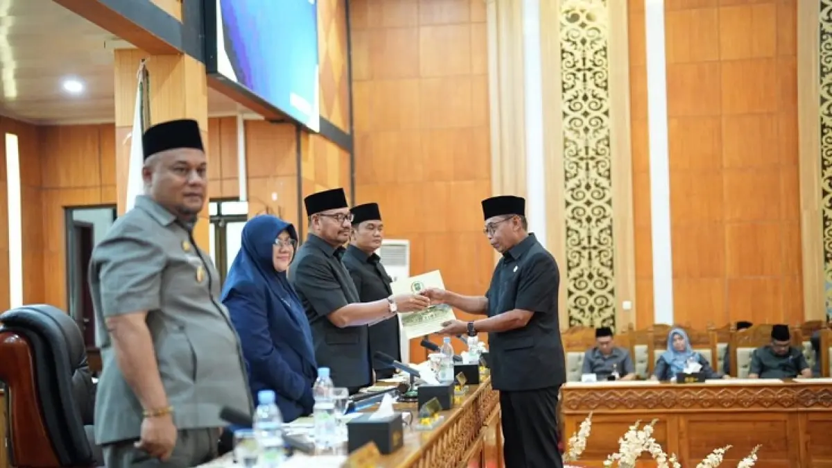 Ketua II Laiskar Jaya, disaksikan Bupati Siak Afni Z dan Wabup Syamsurizal di Ruang Rapat Paripurna Putri Kaca Mayang Kantor DPRD Siak, Senin (6/7/2026). (Istimewa)