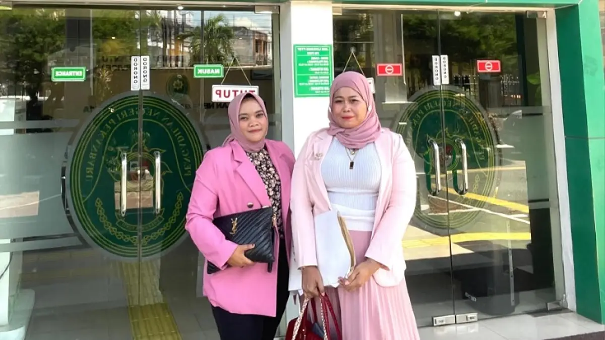 Kuasa Hukum FL, Resti Hefriyenni SH MH (kiri) dan Cysillia Anggraini Novalis SH MH saat berada di Pengadilan Negeri Pekanbaru, baru-baru ini. (Camoi Law Office and Partners)