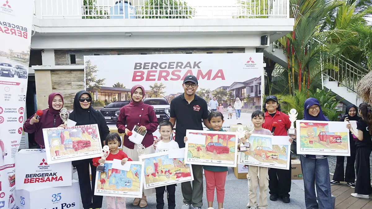 Marketing Communications Specialist Mitsubishi Motors Mohamad Handoko (enam kiri) foto bersama anak-anak pemenang lomba mewarnai dalam rangkaian kegiatan Gerak Bersama Mitsubishi di Grand Ubud Pekanbaru, Ahad (5/7/2026). (MHD AKHWAN/RIAU POS)
