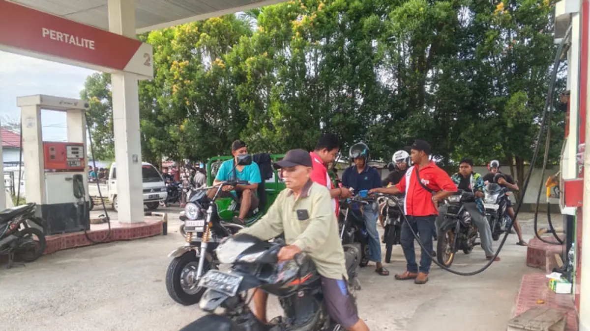 Masyarakat antre BBM di SPBU Jalan Bantan, Senggoro Bengkalis. Kelangkaan BBM di Pulau Bengkalis sudah terjadi sejak dua pekan terakhir namun belum ada solusi dari pemerintah. (Istimewa)