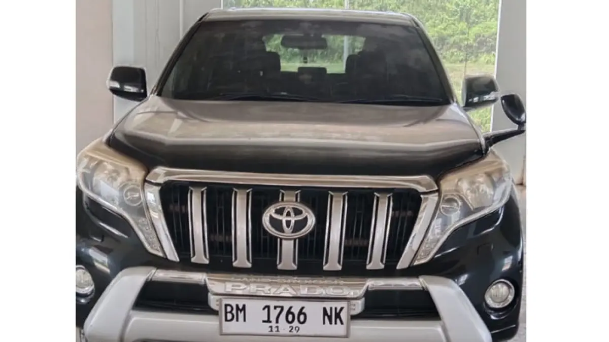 Mobil dinas Ketua DPRD Kuansing masih terparkir di parkiran masjid depan rumahnya, Senin (6/7/2026). (Desriandi Candra/Riaupos.co)