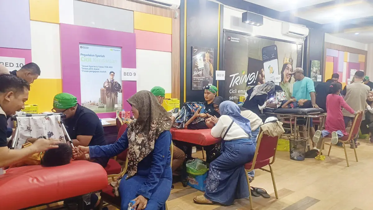 Orang tua dan peserta khitan gratis Pegadaian antusias menunggu giliran, baru-baru ini. (PEGADAIAN UNTUK RIAU POS)
