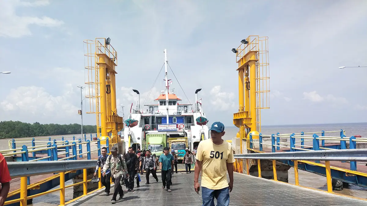 Para penumpang keluar dari kapal ro-ro di Dermaga Air Putih Bengkalis, Ahad (5/7/2026). (Abu kasim/riau pos)