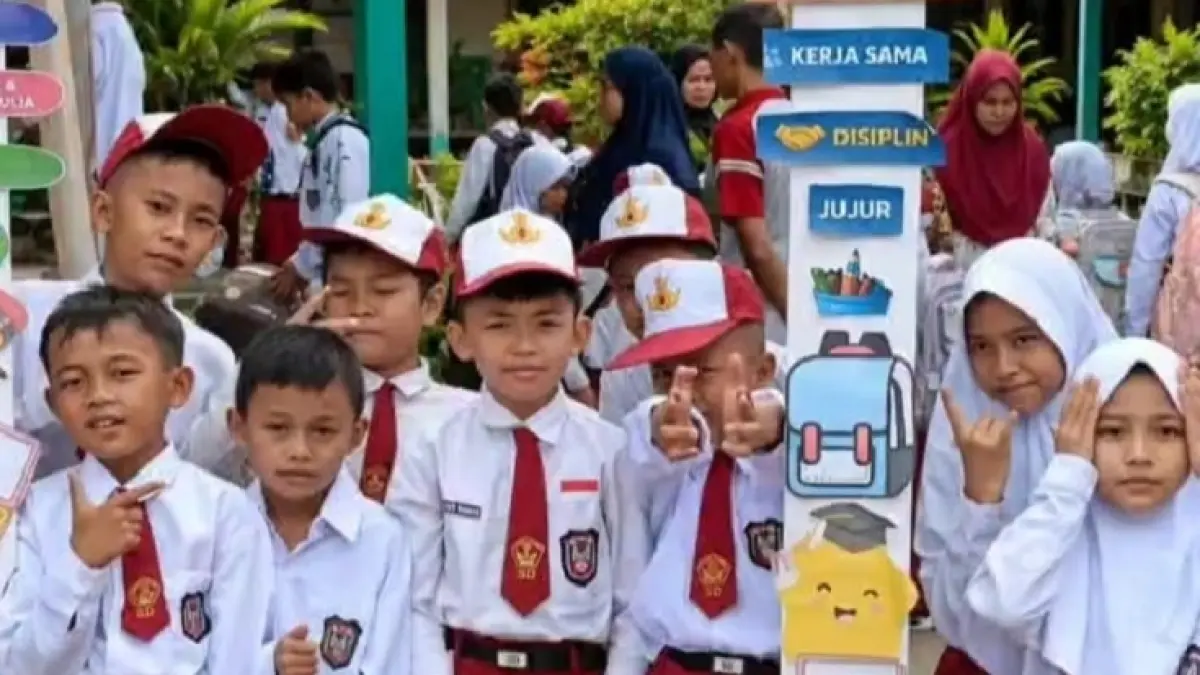 Pelajar SDN 003 Tembilahan Hulu sedang melaksanakan Masa Pengenalan Lingkungan Sekolah&nbsp; (MPLS) di hari pertama, Senin (6/7/2026). (Istimewa)