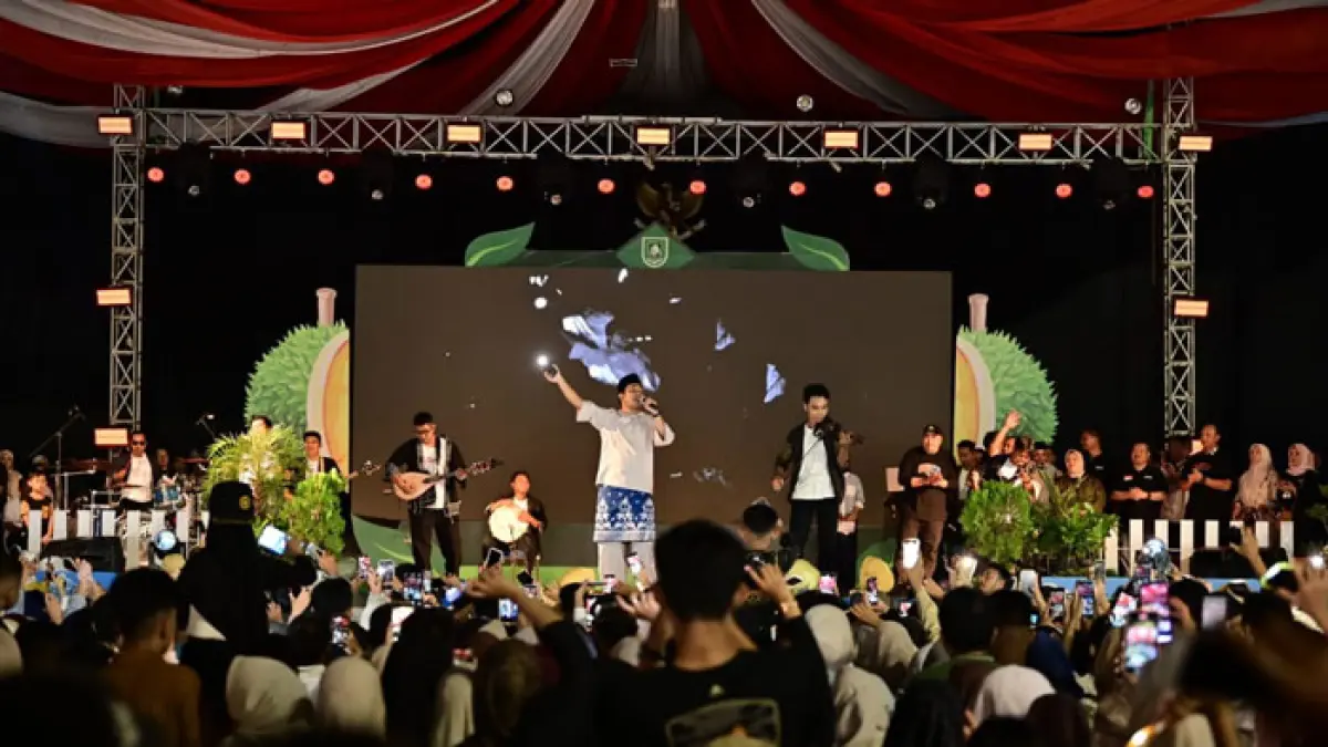 Penyanyi Melayu populer asal Riau, Al Hafzh atau sering dikenal Al Hafiz menghibur penonton dan penikmat durian pada Bengkalis Durian Fest 2026 di lapangan Tugu Bengkalis pada, Ahad (6/7/2026) malam. (Istimewa)