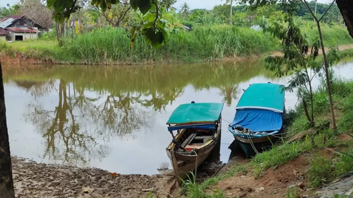 Perahu nelayan ditambatkan di tepi aliran Sungai Batang Kuranji, Airtawar Timur, Kecamatan Padang Utara, Kota Padang, Sumatera Barat, Ahad (5/7/2026).(RANDI/PADEK)