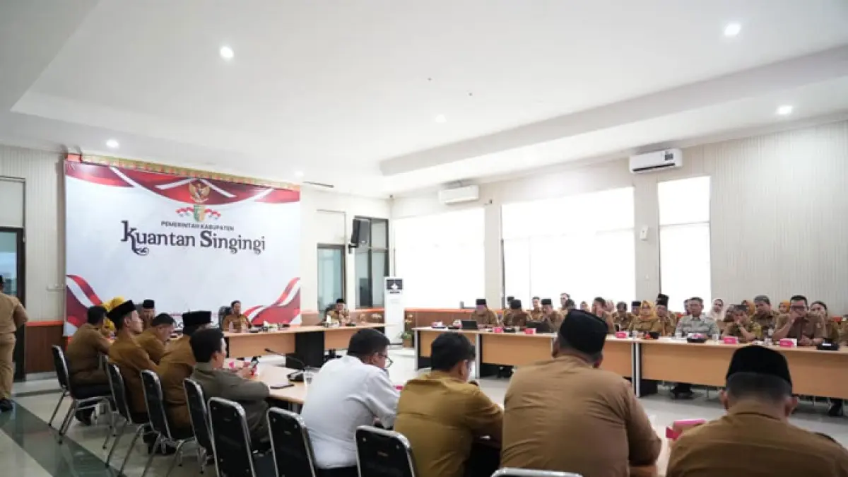 Plt Bupati Kuansing H Muklisin bersama Plh Sekda Drs Muradi MSi, Senin (6/7/2026) melakukan rapat perdana dengan OPD, camat, di ruang multimedia Kantor Bupati. (Desriandi Candra/Riaupos.co)
