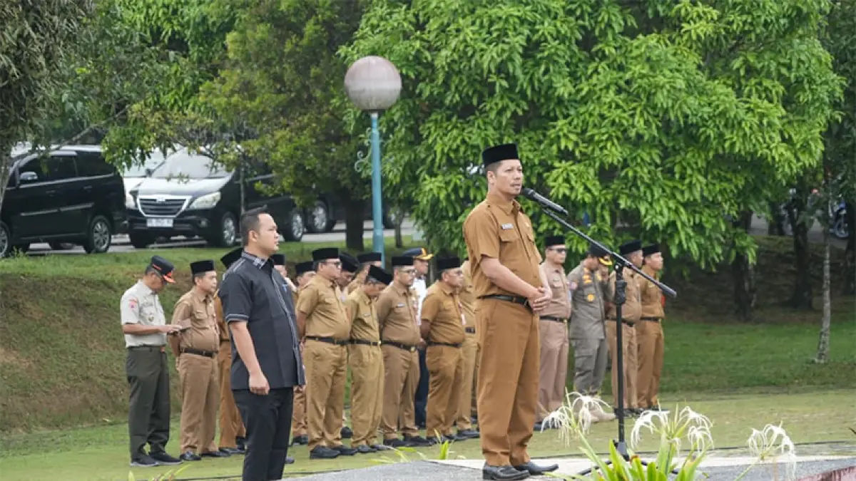 Plt Bupati Kuansing H Muklisin memimpin apel perdana seluruh ASN di lingkungan Pemkab Kuansing, Senin (6/7/2026) di lapangan Komplek Pemkab. (Desriandi Candra)