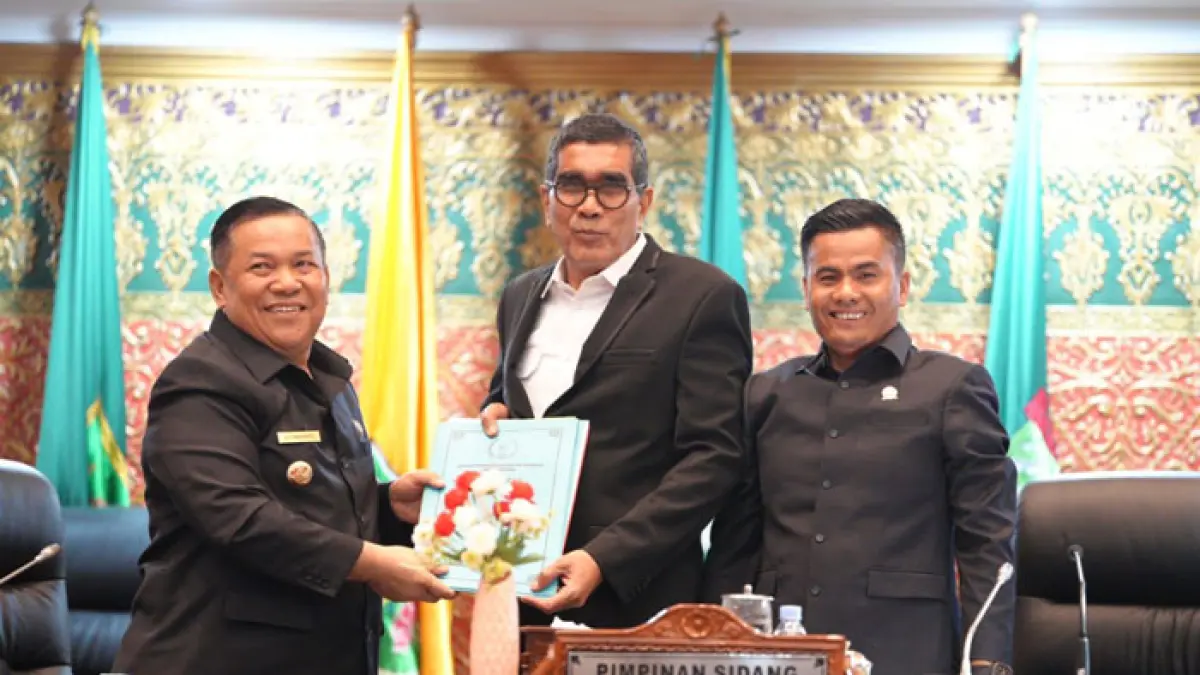 Plt Gubernur Riau SF Hariyanto bersama Wakil Ketua DPRD Riau Parisman Ikhwan dan Budiman Lubis, Senin (6/7/2026). (Istimewa)