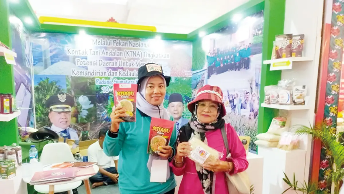 Praptini (baju hijau) owner produk pangan instan Misagu Boedjang asal Kepulauan Meranti ketika didampingi oleh rekannya memperlihatkan produk mi sagu di stan promosi pangan lokal, beberapa waktu lalu.&nbsp;(WIRA SAPUTRA/RIAU POS)
