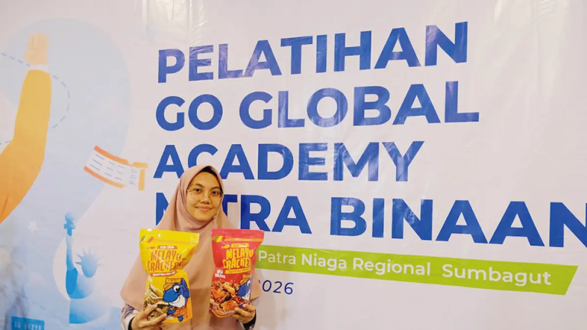  Salah satu pelaku UMKM di Pekanbaru menunjukkan produknya di sela kegiatan pelatihan Go Global Academy di Pekanbaru, belum lama ini.&nbsp;(PERTMINA PATRA NIAGA UNTUK RIAU POS)
