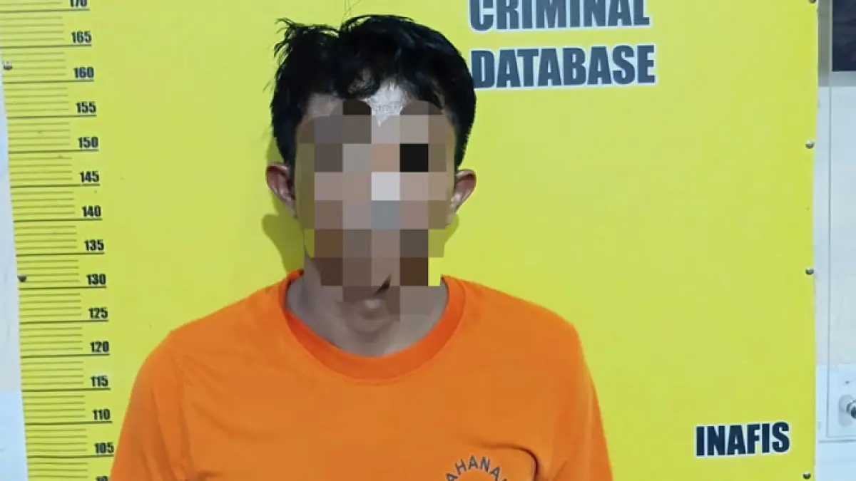 Satu di antara 2 pria yang diduga pengedar sabu diamankan petugas Satres Narkoba Polresta Pekanbaru, pada Kamis (2/7/2026) dari kedua tersangka. (Polresta Pekanbaru untuk Riaupos.co)