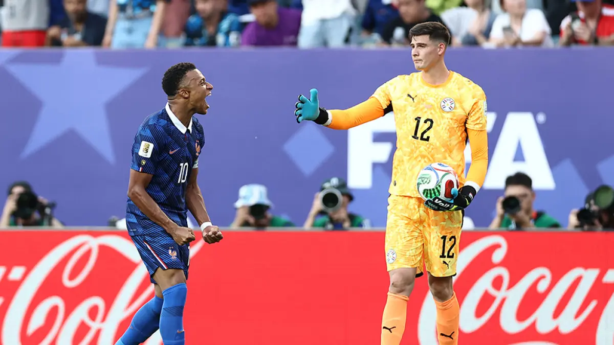 Striker Prancis Kylian Mbappe merayakan kemenangan setelah pertandingan babak 16 besar Piala Dunia 2026 antara Paraguay melawan Prancis di Stadion Philadelphia, Ahad (5/7/2026).  (CHARLY TRIBALLEAU/AFP)