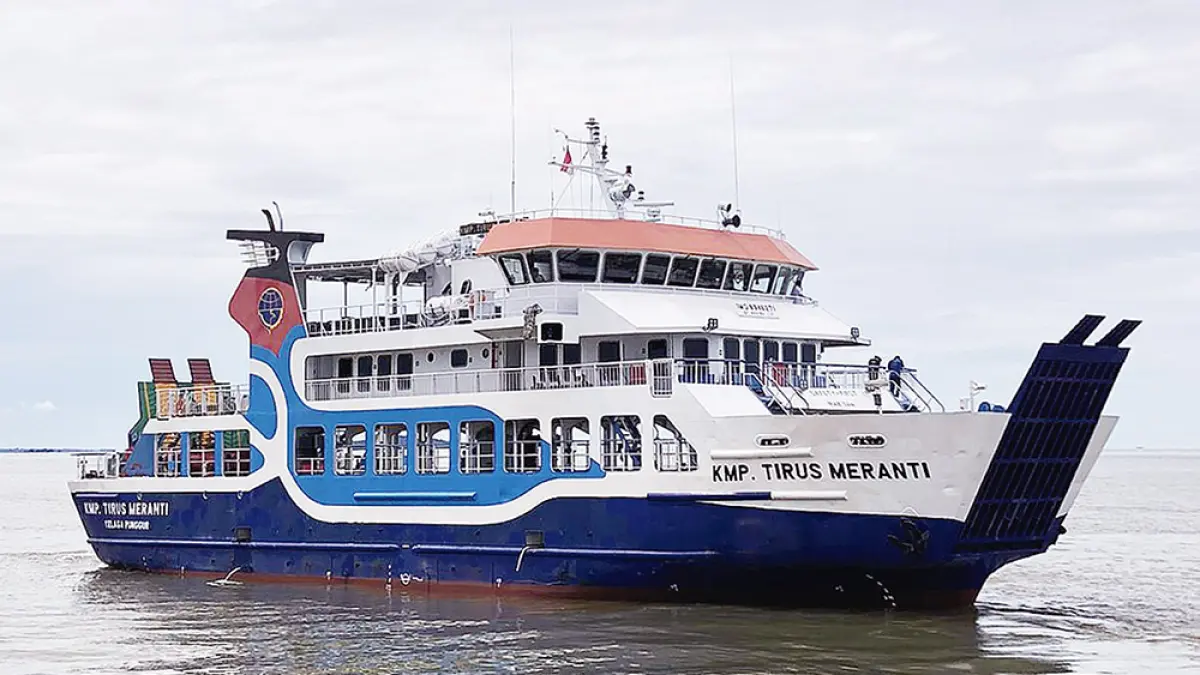 TAMBAH JADWAL: KMP Tirus, Ro-Ro yang melayani angkutan kendaraaan dan penumpang rute Alai Insit-Mengkapan menambah jadwal pelayanan, Ahad (5/7/2026).(WIRA SAPUTRA/RIAU POS)
