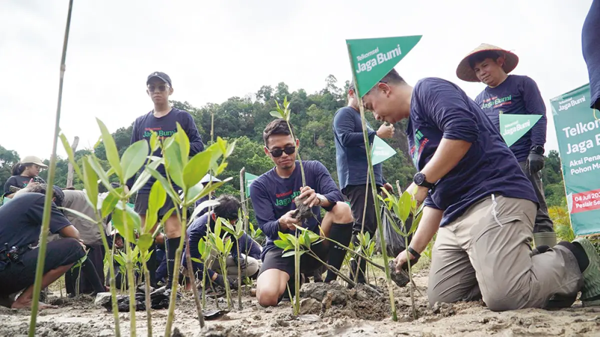 Telkomsel bersama masyarakat Pesisir Selatan, Sumbar menanam mangrove di kawasan pesisir Nagari Sungai Pinang, Kabupaten Pesisir Selatan, Sumatera Barat, Sabtu (4/7/2026). (Telkomsel untuk Riau Pos)
