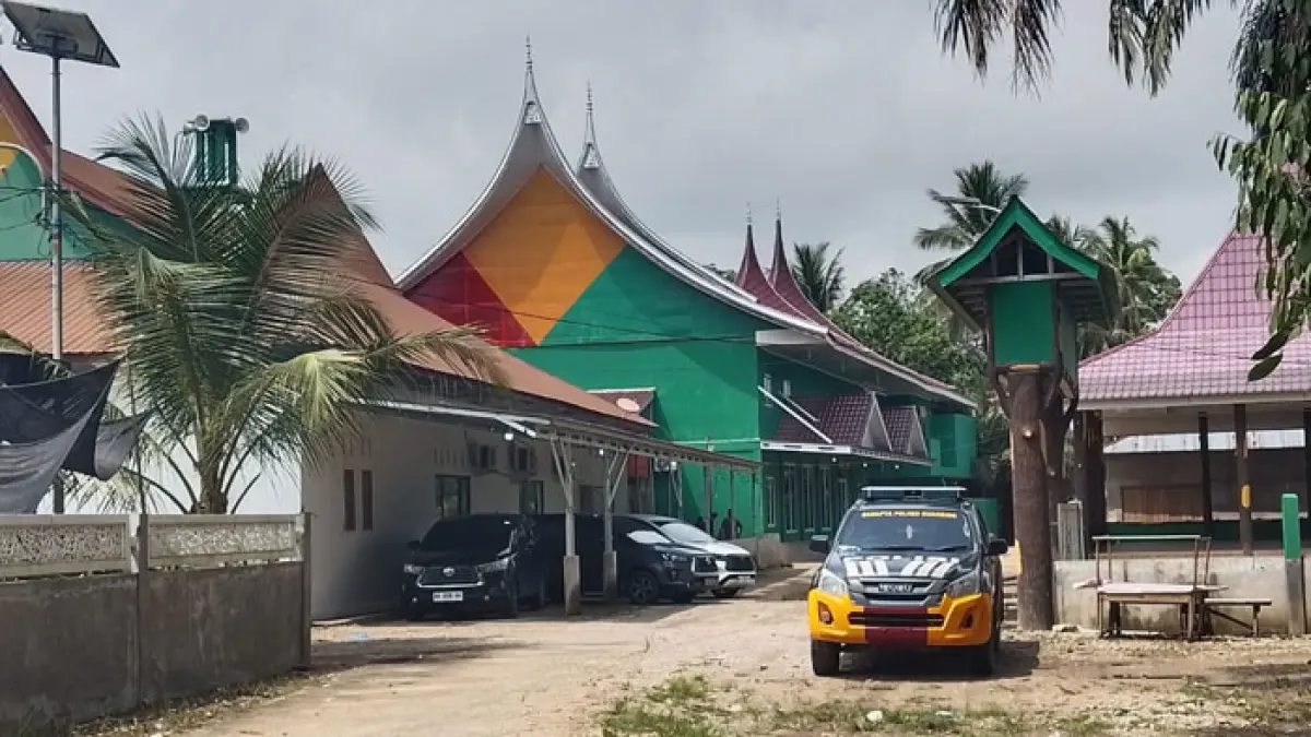 Tim KPK dikawal personel polisi, Senin (6/7/2026) melakukan penggeledahan Balai Datuk Panglimo Dalam di Desa Pulau Panjang Kecamatan Inuman.