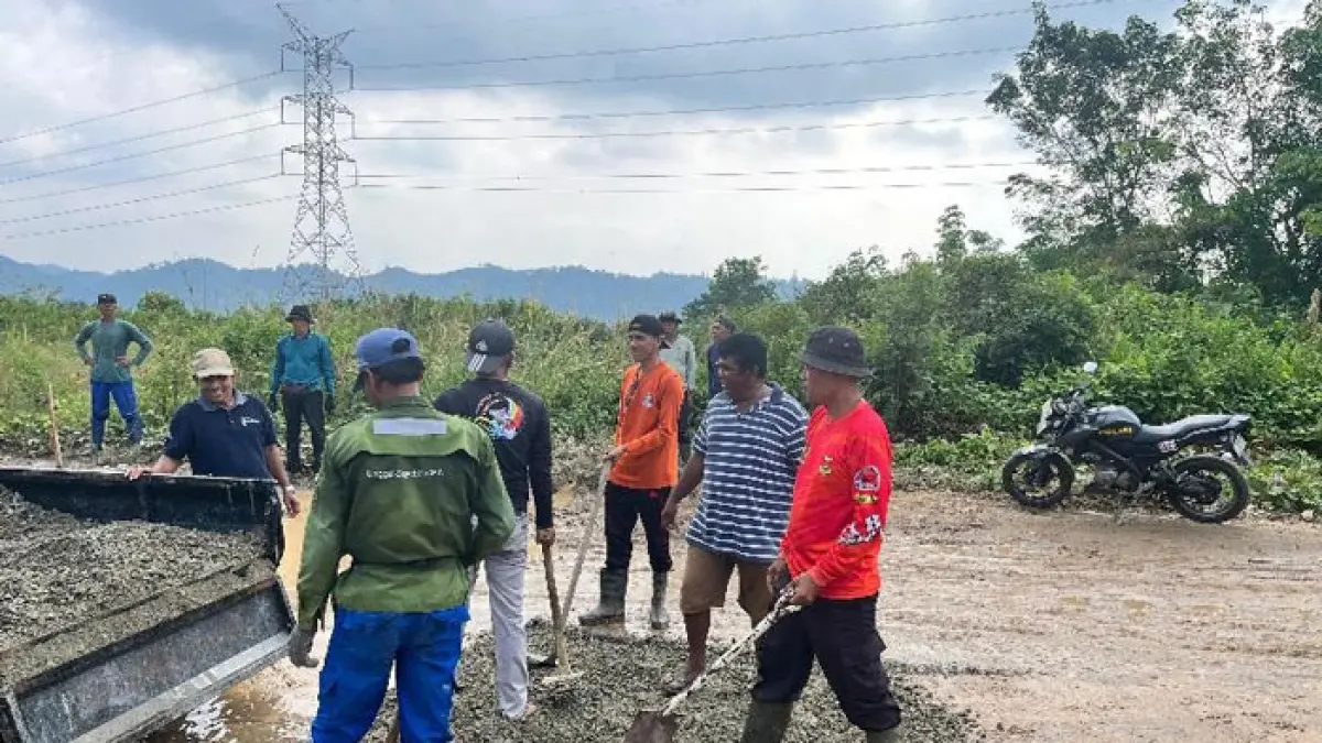 Warga bersama Pemerintah Desa Koto Mesjid gotong royong memperbaiki sejumlah titik jalan rusak secara swadaya di Desa Koto Mesjid, Kecamatan XIII Koto Kampar, Ahad (5/7/2026). (Istimewa)