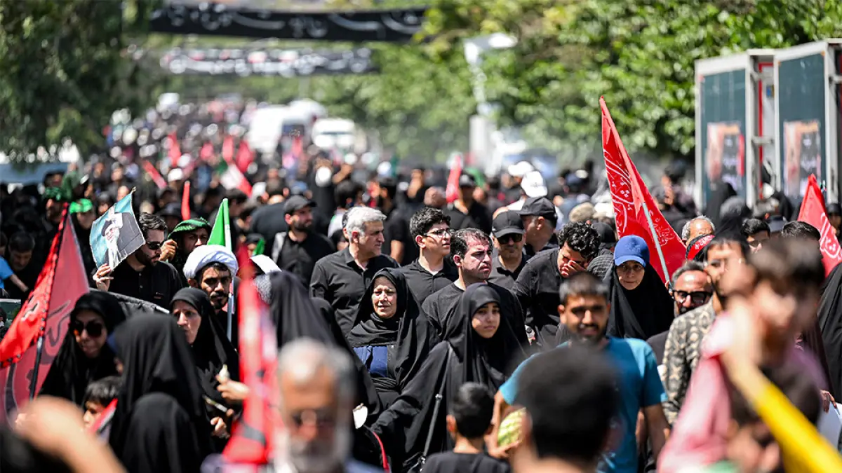 Warga Iran berbondong-bondong menuju Grand Mosalla tempat upacara pemakaman pemimpin tertinggi Iran yang terbunuh Ayatollah Ali Khamenei di Teheran, Ahad (5/7/2026). (WAKIL KOHSAR/AFP)