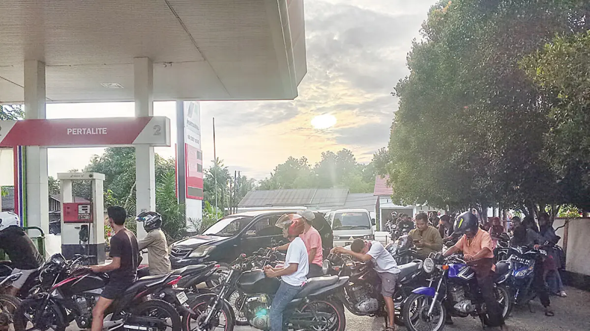 ANTREAN BBM: Sudah dua pekan terakhir masyarakat Pulau Bengkalis kesulitan mendapatkan BBM. Terlihat ratusan kendaraan antre mendapatkan BBM subsidi di SPBU Jalan Bantan, Senggoro, Bengkalis, Senin (6/7/2026) sore. (ABU KASIM/RIAU POS)

