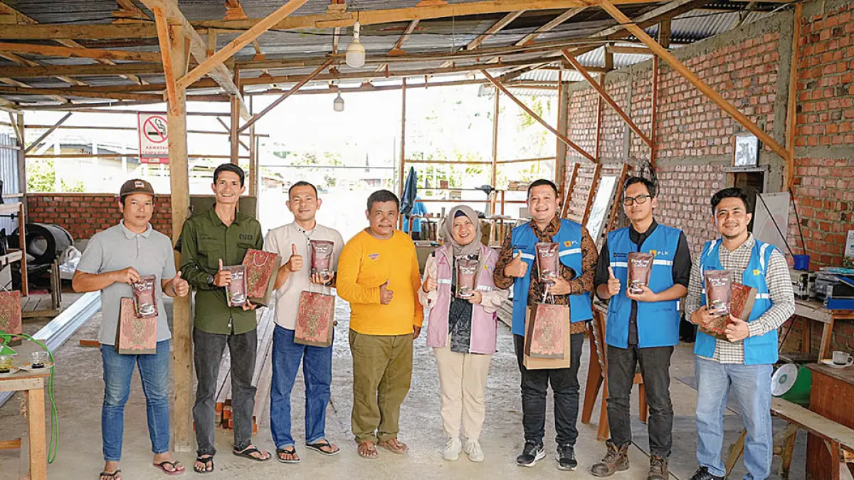 Assistant Manager Komunikasi dan TJSL PLN UIP Sumbagteng Muhammad Jamil dan Assistant Manager Keuangan Perizinan Pertanahan dan Umum PT PLN (Persero) UPP Sumbagteng  foto bersama penerima manfaat TJSL, baru-baru ini. (PT PLN untuk RIAU Pos)
