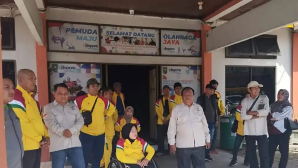 Atlet Disabilitas Menggunakan Kursi Roda saat mendatangi Kantor Dispora Riau menanyakan kejelasan pembayaran Bonus Peparnas 2024 lalu, baru-baru ini. (Dofi Iskandar/Riaupos.co)