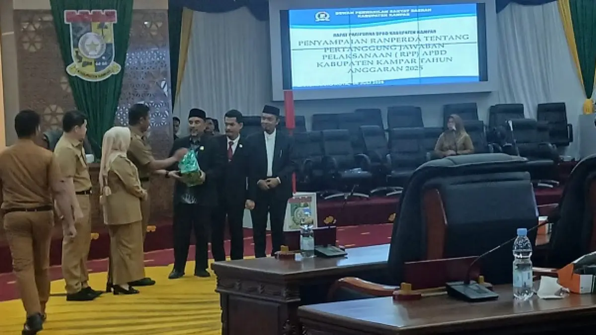 Bupati Kampar Ahmad Yuzar&nbsp;menyampaikan Ranperda tentang Pertanggungjawaban Pelaksanaan (RPP) APBD Kabupaten Kampar Tahun Anggaran 2025 dalam Rapat Paripurna DPRD Kabupaten Kampar di ruang rapat paripurna , Senin (6/7/2026).(Kamaruddin/Riaupos.co)