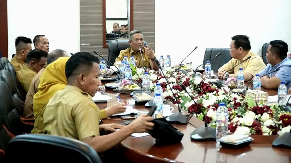 Bupati Rohul Anton memberikan arahan dan dukungan saat ekpose PT IWA yang menanam investasi senilai Rp10 miliar bangun Playground di lantai III Pasar Modern Pasirpengaraian, Senin (6/7/2026). Foto Prokopim Setda Rohul untuk Riaupos.co