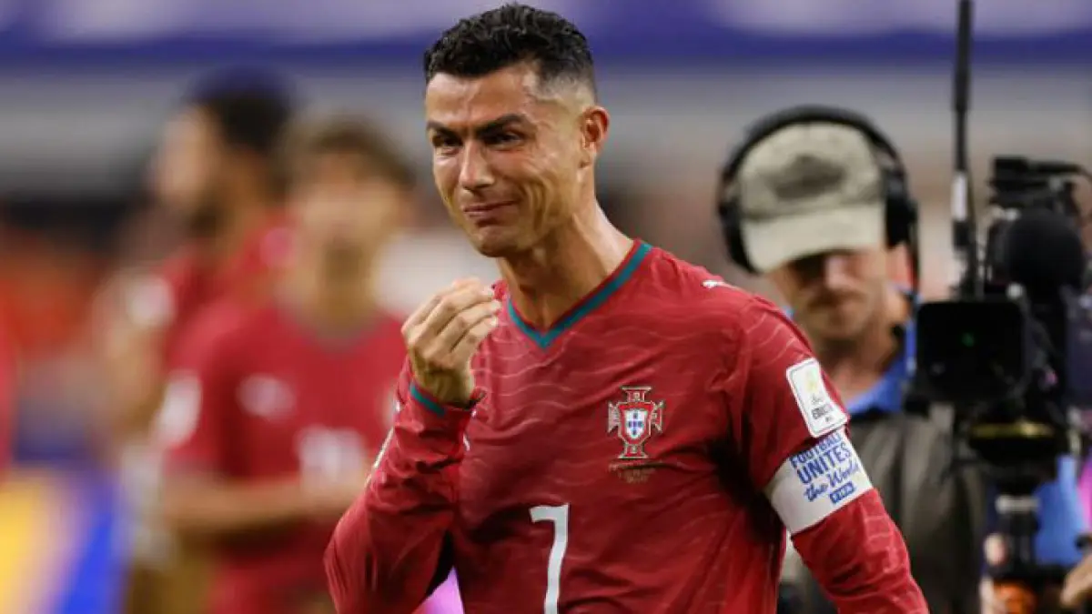 Cristiano Ronaldo tak kuasa meneteskan air mata usai Portugal tersingkir karena kalah dari Spanyol di Piala Dunia 2026 dengan skor 0-1. (FIFA) 