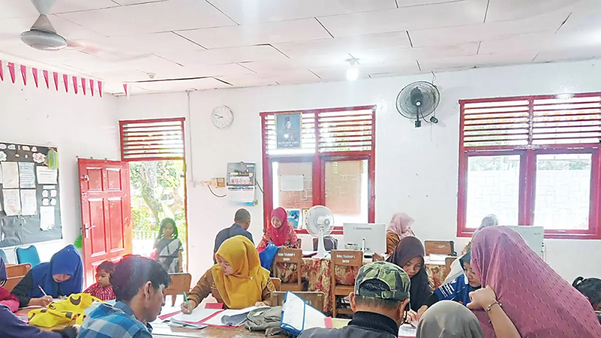 DAFTAR ULANG: Sejumlah wali murid melakukan pendaftaran ulang di SD Negeri 48 Pekanbaru, Jalan Tengku Bey, Simpang Tiga, Senin (6/7/2026). Aktivitas tahun ajaran baru di Kota Pekanbaru akan dimulai Senin (13/6/2026). (EVAN GUNANZAR/RIAU POS) 
