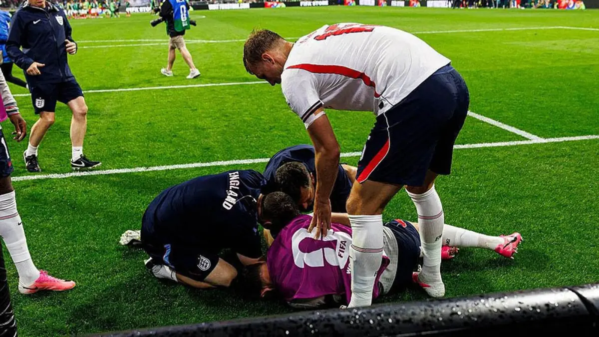 Gelandang Inggris Jordan Henderson mengalami cedera usai terjatuh  saat melompati papan iklan ketika melakukan selebrasi kemenangan di  Azteca Stadium, Senin (6/7/2026). (internet)