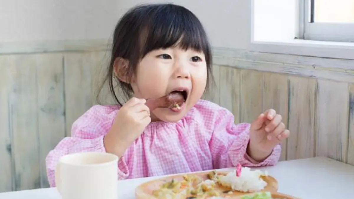 Ilustrasi anak sedang makan. (Freepik)