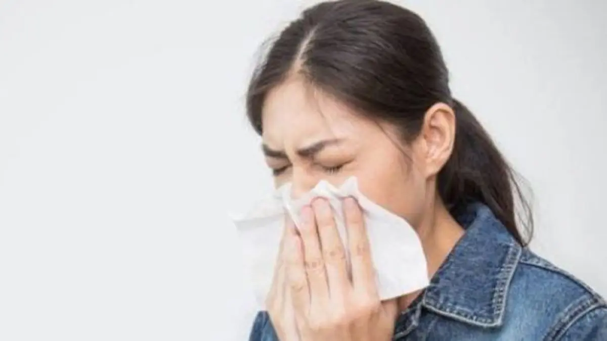 Ilustrasi wanita sedang sakit flu. (Freepik)