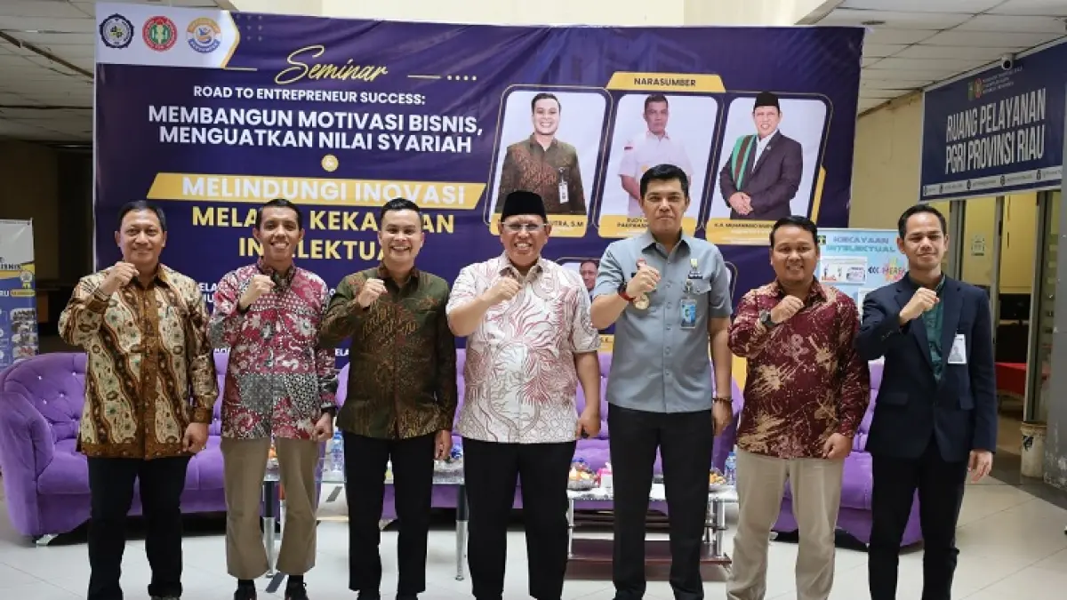 Kepala Kanwil Kemenkum Riau Rudy Hendra Pakpahan (tiga dari kanan) berfoto bersama pimpinan ITB Riau dan Anggota DPD RI KH Muhammad Mursyid (tengah), Selasa (7/7/2026). (Humas Kanwil Kemenkum Riau)