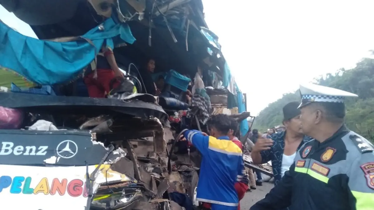 Kondisi bus yang mengalami kecelakaan di Tol Pekanbaru-Dumai, Selasa (7/7/2026). (Istimewa)