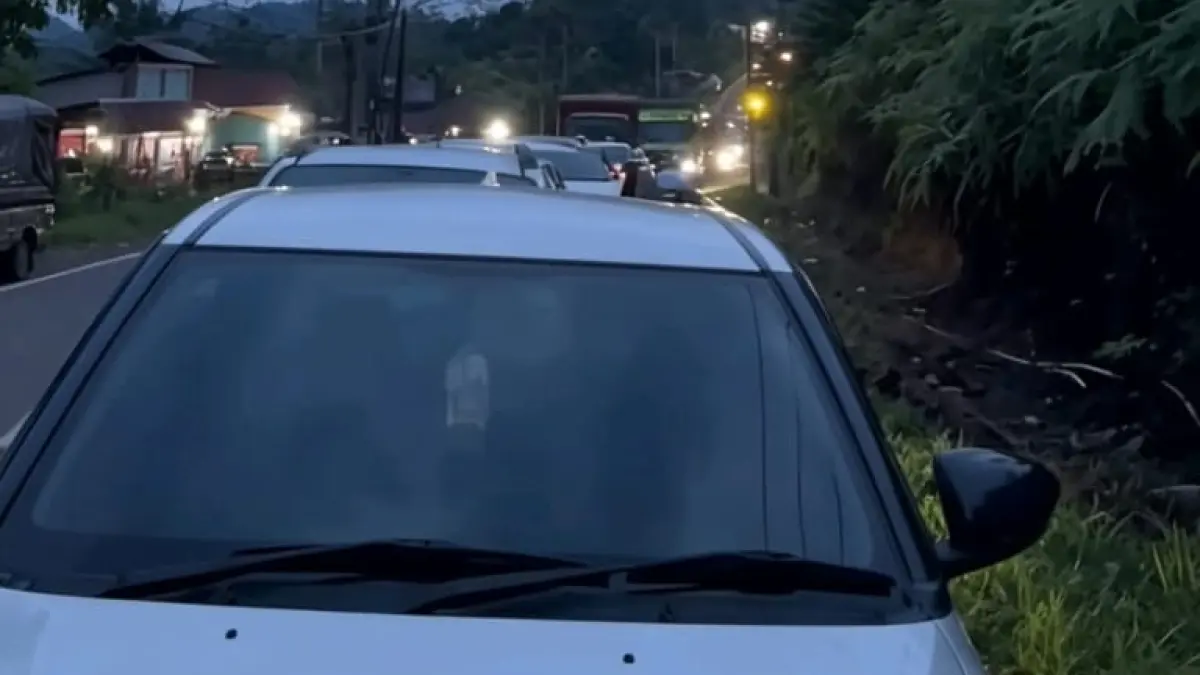 Masih terjadi antrean kendaraan di jalan lintas perbatasan Riau–Sumatera Barat. Sistem buka tutup juga masih diberlakukan pada Selasa (7/7/2026). (Warga untuk Riaupos.co)