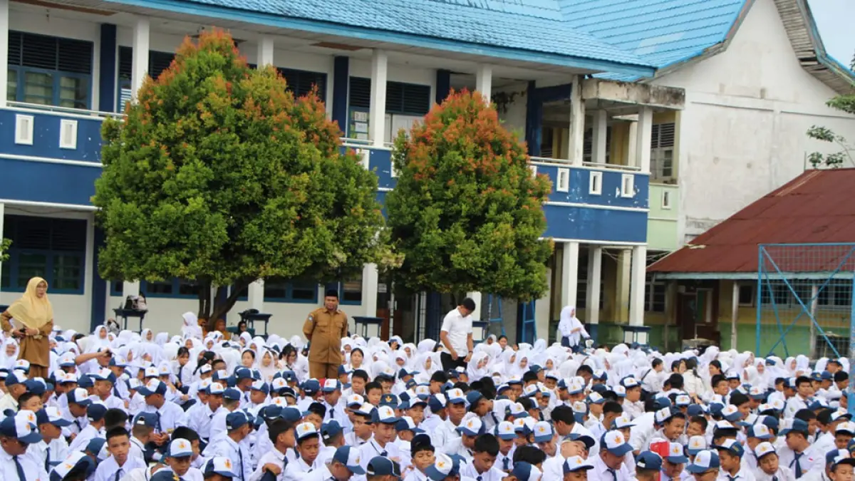 MPLS: Murid baru sedang melaksanakan masa pengenalan lingkungan sekolah (MPLS) di SMPN 1 Tembilahan, Jalan Prof Yamin Tembilahan, Senin (6/7/2026).(*2/RIAU POS)