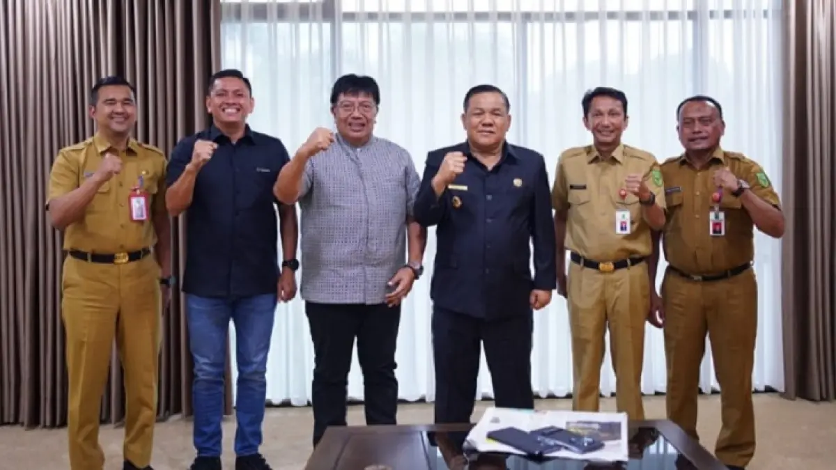 Owner PSPS Pekanbaru, I Gede Widiade saat audiensi dengan Pelaksana Tugas (Plt) Gubernur Riau SF Hariyanto di Kantor Gubernur Riau, Senin (6/7/2026) kemarin. (Istimewa)