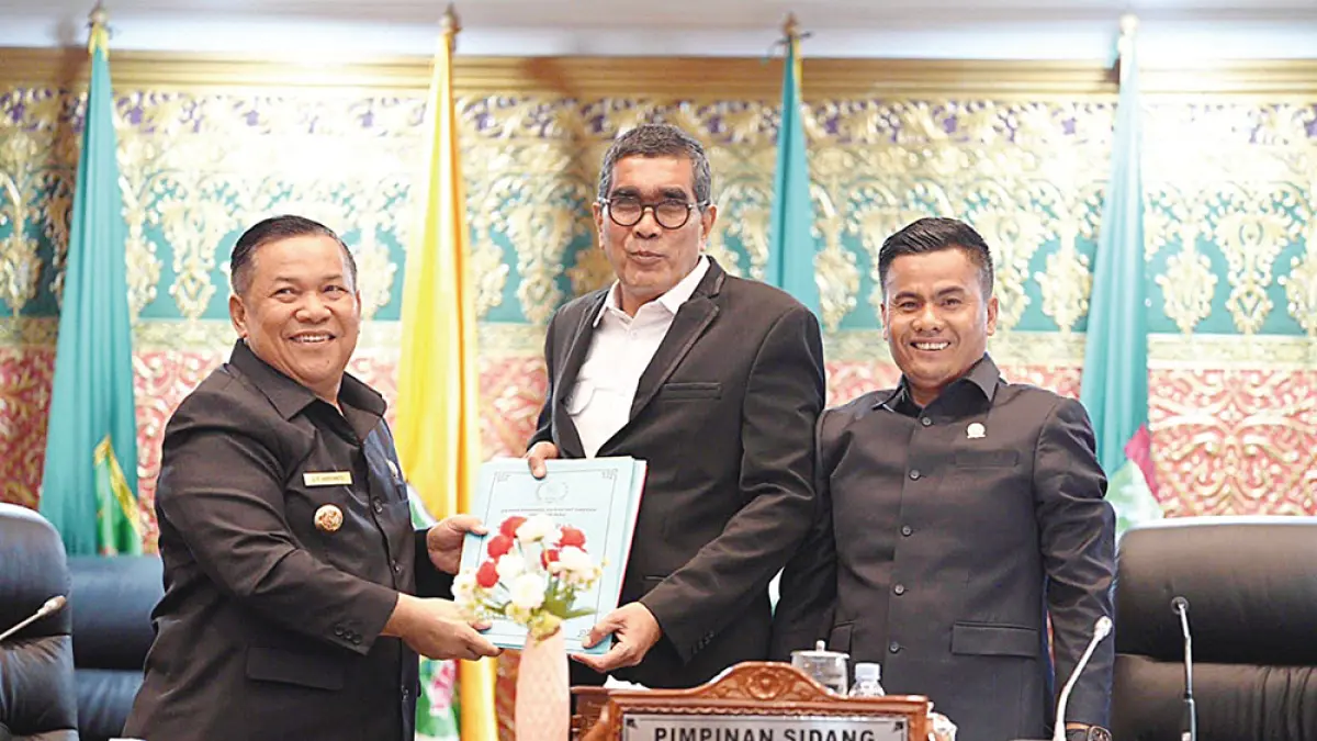 Pelaksana Tugas Gubernur Riau SF Hariyanto menerima pandangan umum Fraksi DPRD Riau yang diserahkan Wakil Ketua DPRD Riau Parisman Ihwan saat paripurna di Gedung DPRD Riau, Senin (6/7/2026). (Diskominfotik Riau&nbsp;untuk Riau Pos)