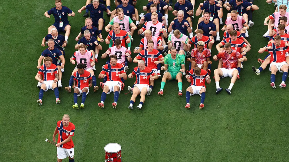  Pemain Norwegia merayakan kemenangan setelah mengalahkan Brazil dengan skor 2-1 di  babak 16 besar Piala Dunia 2026  di Stadion New York/New Jersey, East Rutherford, Senin (6/7/2026).  (CHARLY TRIBALLEAU/AFP)