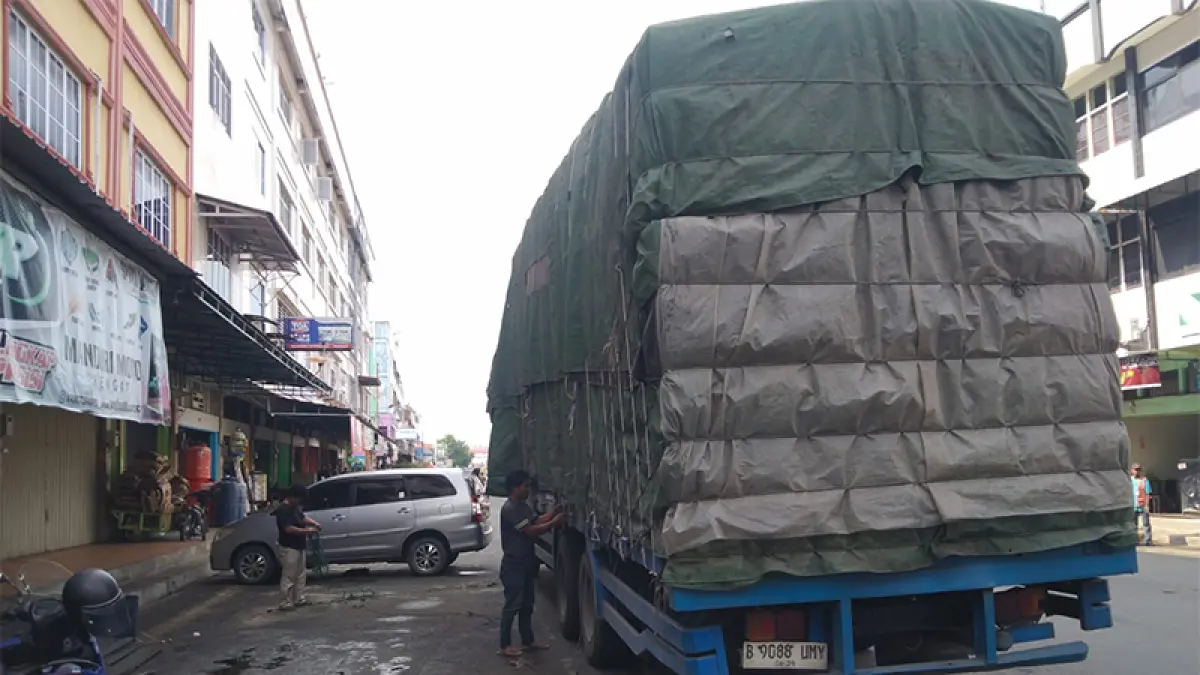 Pengemudi truk yang membawa barang elektronik ditegur Lurah Pasar Kota Kecamatan Rengat saat parkir dalam kota ketika akan membongkar barang, Selasa (7/7/2026). Foto Kelurahan Pasar Kota