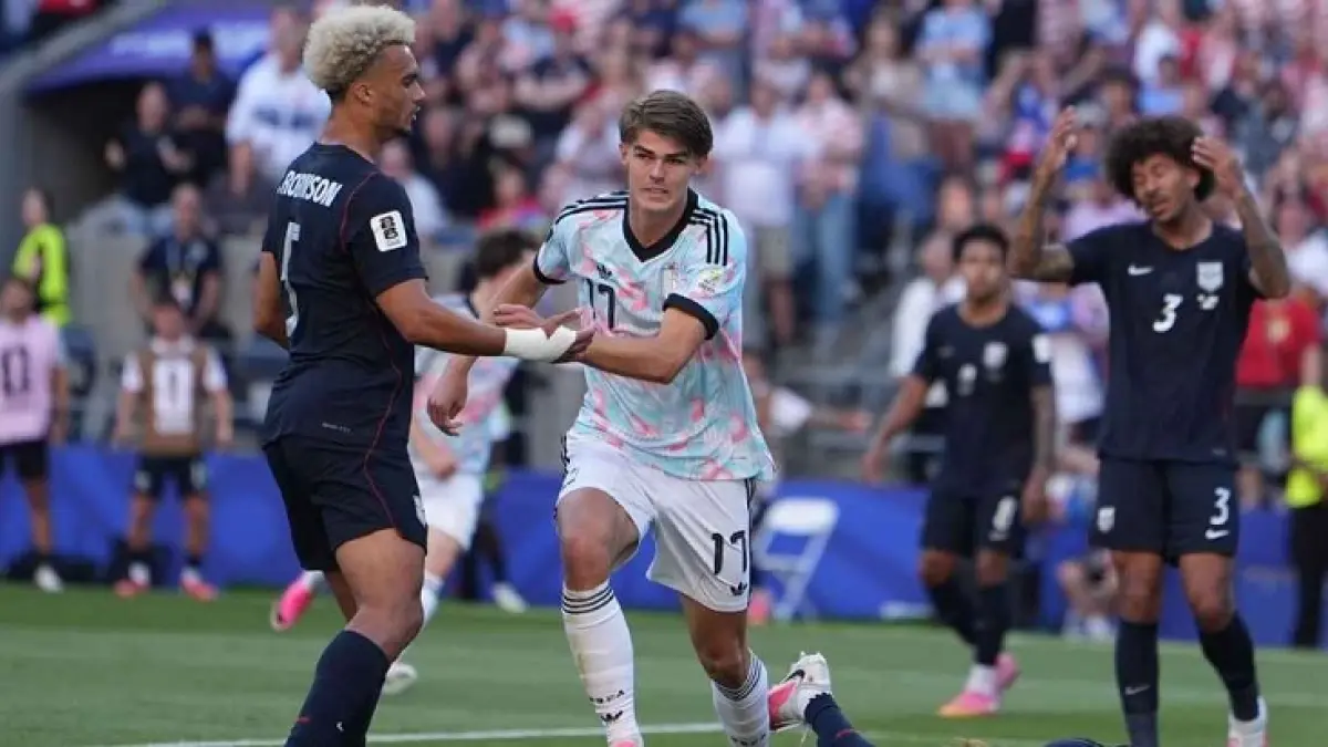 Penyerang Belgia Charles De Ketelaere (dua kiri) mencetak dua gol saat mengalahkan tuan rumah Amerika Serikat 4-1 di Babak 16 Besar Piala Dunia 2026. (Ercin Erturk/Anadolu via Getty Images)