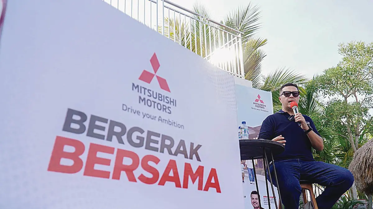 Pereli nasional Rifat Sungkar tampil mengisi talkshow pada kegiatan Bergerak Bersama Mitsubishi di Grand Ubud Pekanbaru, Ahad (5/7/2026). (MHD AKHWAN/RIAU POS)
