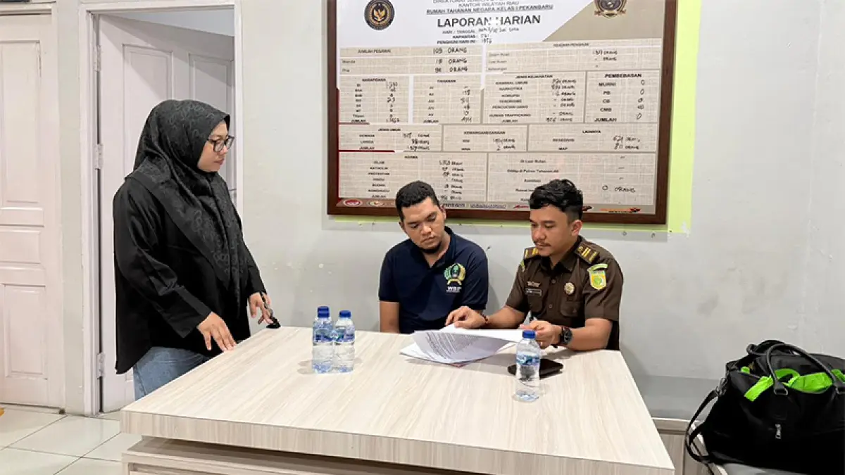 Proses eksekusi terpidana perkara perintangan penyidikan Jhonny Andrean di Rutan Pekanbaru, belum lama ini. (Ft Humas Kejari Pekanbaru)