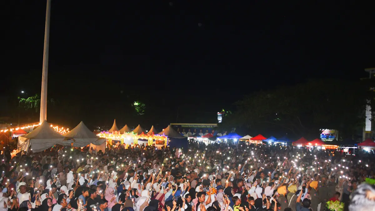 RAMAIKAN IVEN: Warga Kota Bengkalis ramai menghadiri  iven Bengkalis Durian Fest 2026 yang dimeriahkan penampilan penyanyi Melayu Al Hafiz di lapangan Tugu Bengkalis, Ahad (6/7/2026) malam. (abu kasim/riau pos)