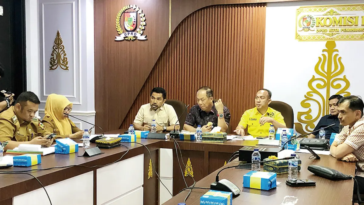RDP: Suasana rapat dengar pendapat (RDP) yang digelar Komisi I DPRD Kota Pekanbaru dengan Pemko Pekanbaru membahas pemilihan ketua RT/RW, Senin (6/7/2026). (hendrawan kariman/riau pos)
