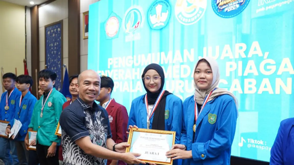Rektor UIR Assoc Prof Dr Admiral menyerahkan penghargaan kepada mahasiswa UIR. (Humas UIR untuk Riaupos.co)