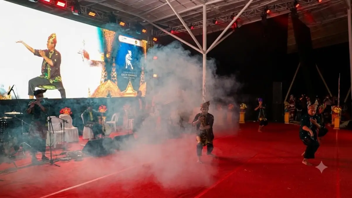Rumah Budaya Kacip Tembaga Sungai Pakning tampil memukau saat mempersembahkan pertunjukan Musikalisasi dan Teatrikal Syair Datuk Laksamana Raja Dilaut, di Dataran Engku Putri, Batam Centre, Kota Batam, Senin (6/7/2026) malam.(Istimewa)