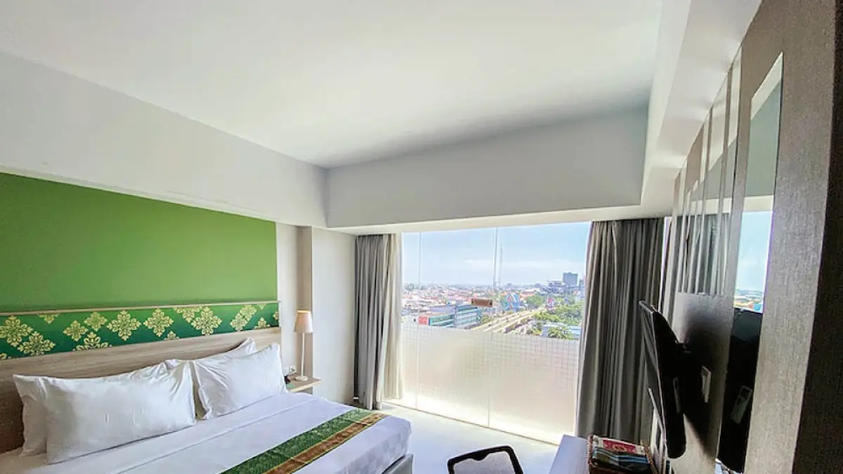  Salah satu room Hotel Khas Pekanbaru yang bernuansa Melayu siap memanjakan tamu yang datang. Selama bulan Juli 2026, Khas Pekanbaru Hotek menawarkan promo School Holi-Deals Room Package. (Khas Hotel Pekanbaru untuk Riau Pos)