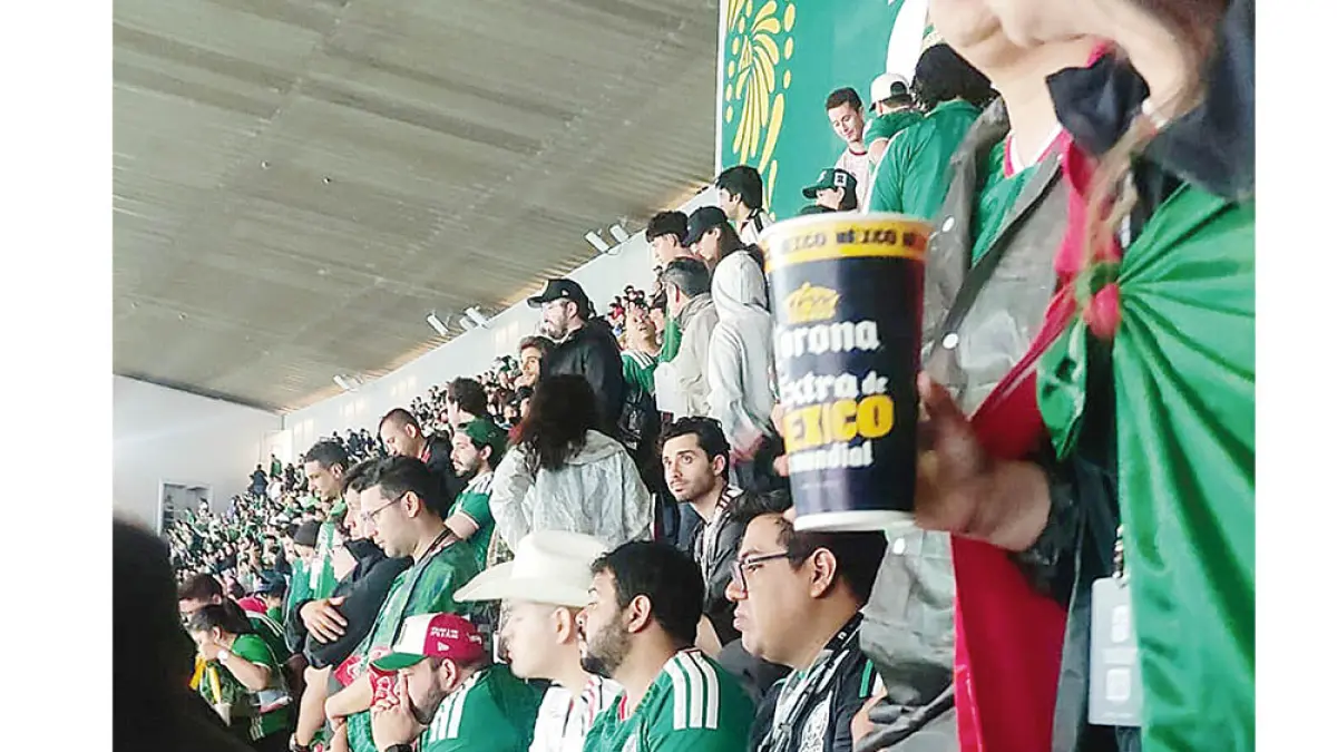 Sejumlah pendukung Meksiko saat menyaksikan pertandingan Meksiko melawan Inggris di Azteca Stadium, Senin (6/7/2026). (m ali mahrus/jawapos)